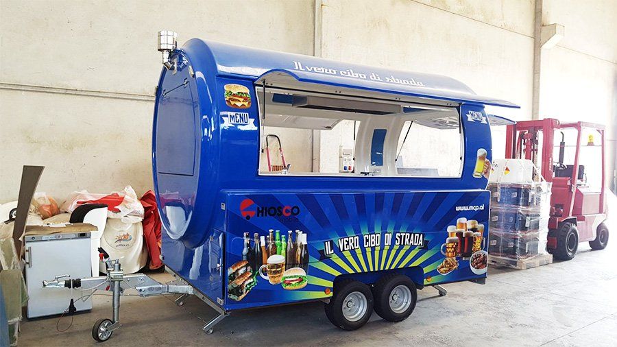 chiosco mobile in vetroresina fisso su carrello a rimorchio per street food truck o ufficio mobile chiosco informazioni