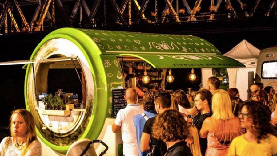 chiosco mobile in vetroresina fisso su carrello a rimorchio per street food truck o ufficio mobile chiosco informazioni