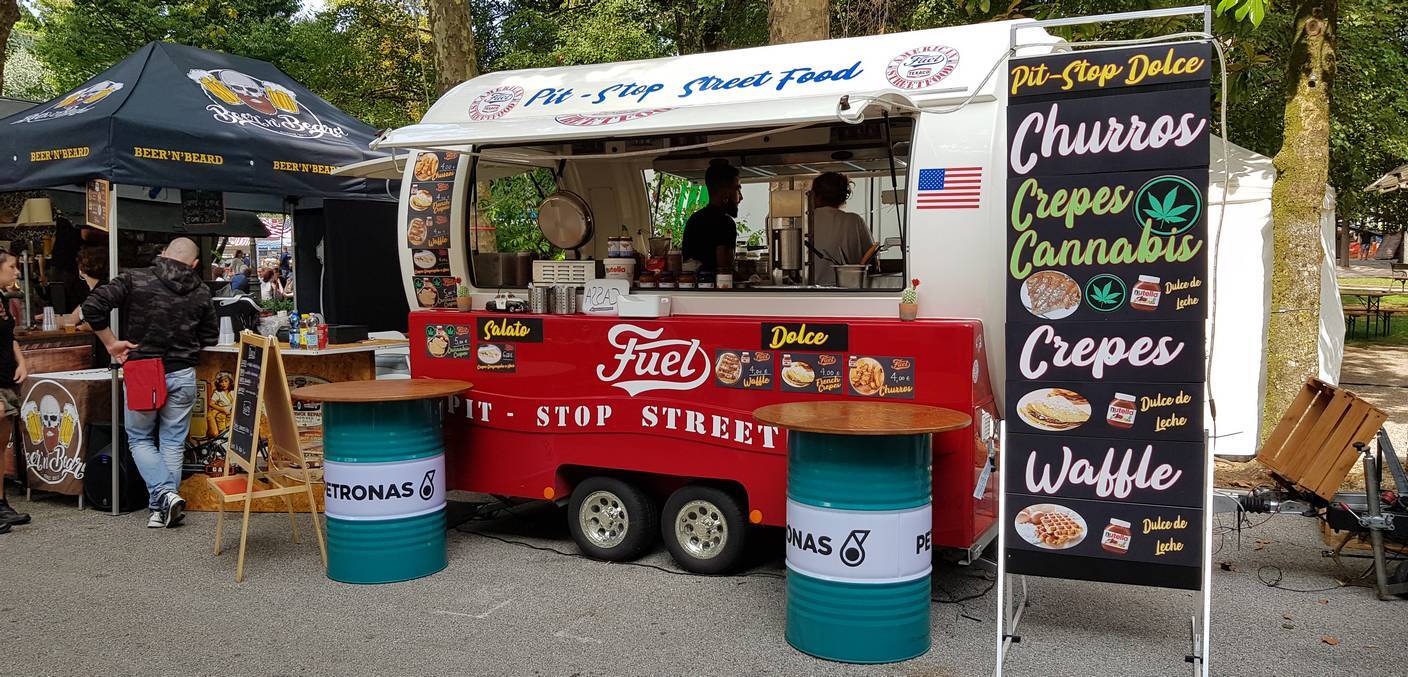 chiosco mobile in vetroresina fisso su carrello a rimorchio per street food truck o ufficio mobile chiosco informazioni
