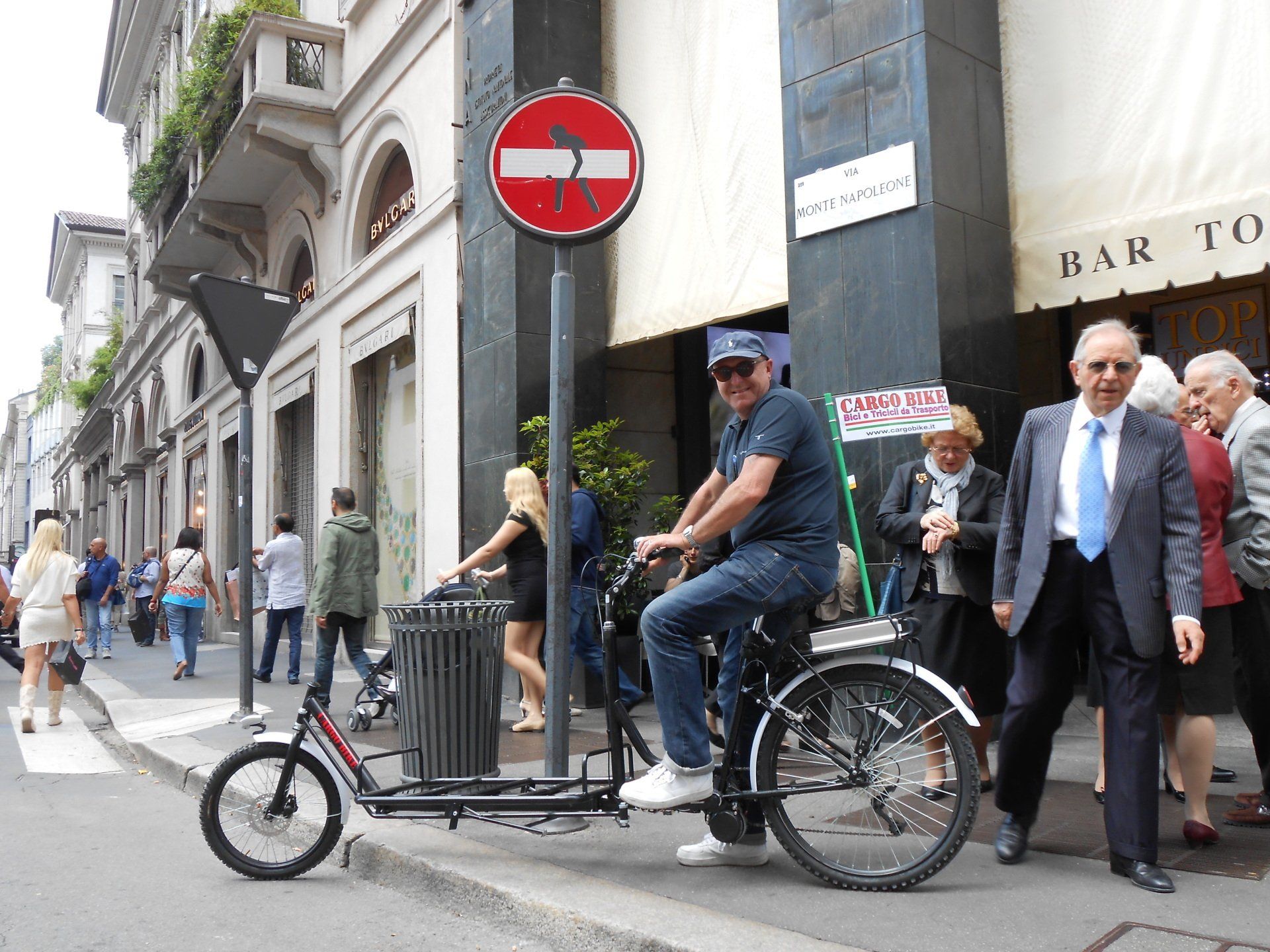 cargo bike lunga bicicletta da carico long John elettrica a pedalata assistita