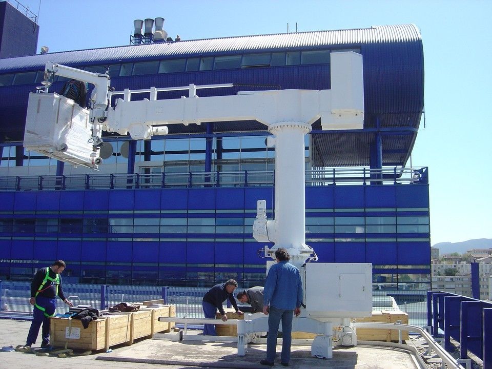 BMU for facade access and maintenance