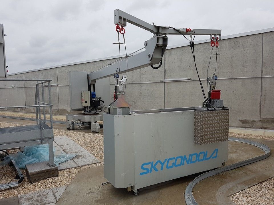 BMU for facade access and maintenance