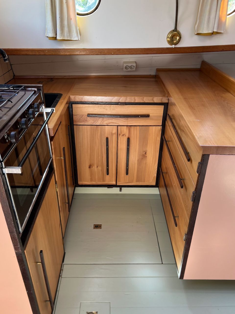 Complete keuken met houten kastjes, fornuis enspoelbak.