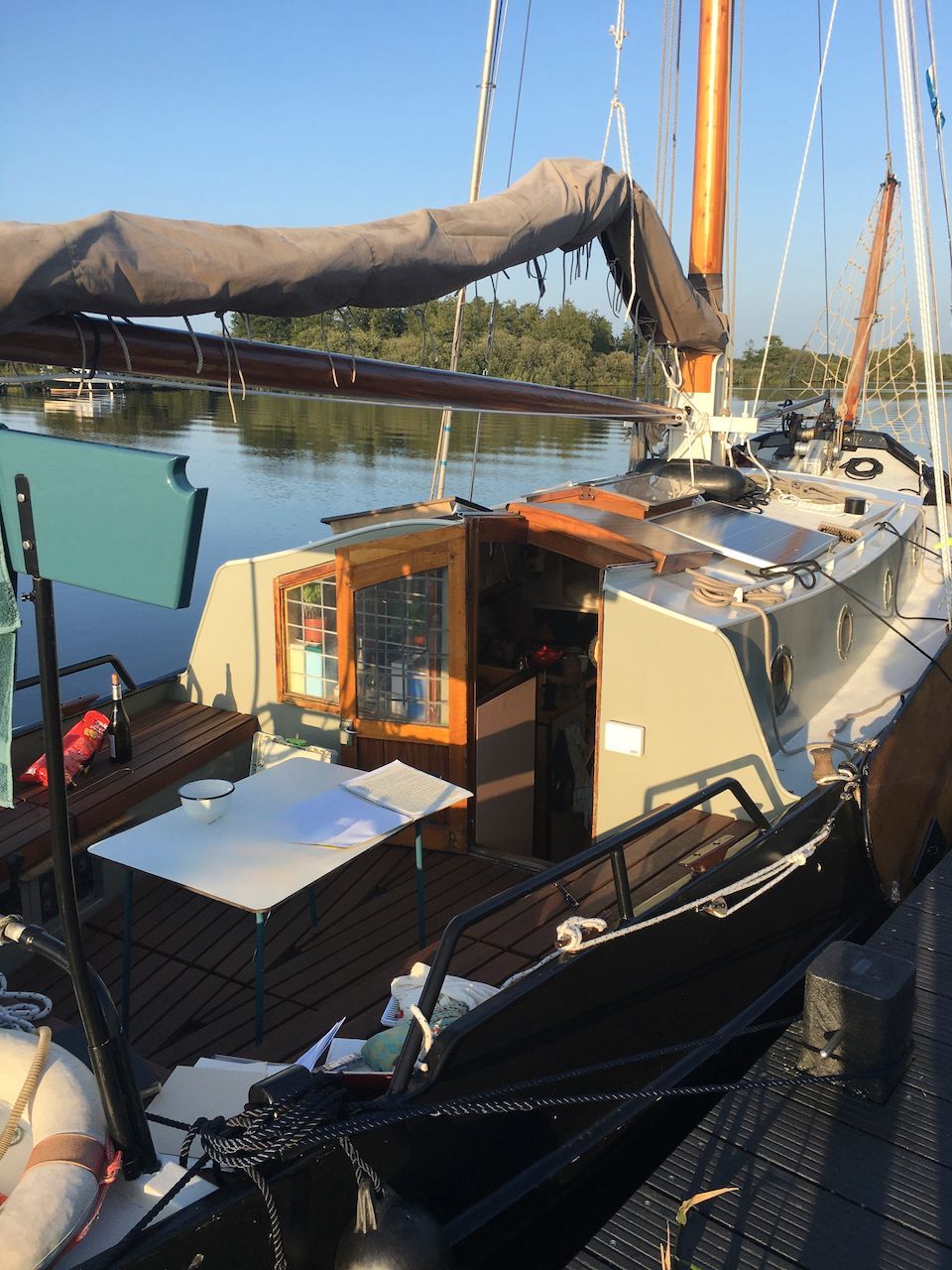 DE Wijde Blik ligt aangemeerd in een jachthaven.