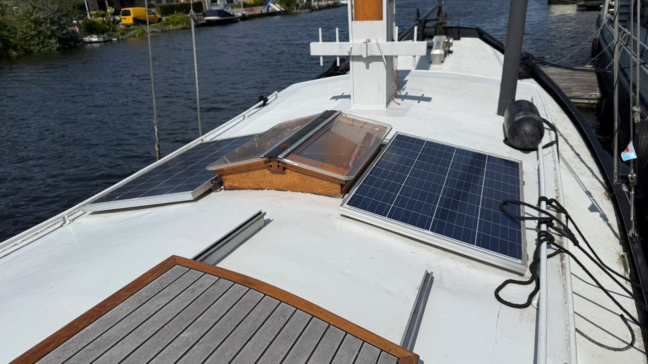 Zonnepanelen op het dak van de Wijde Blik