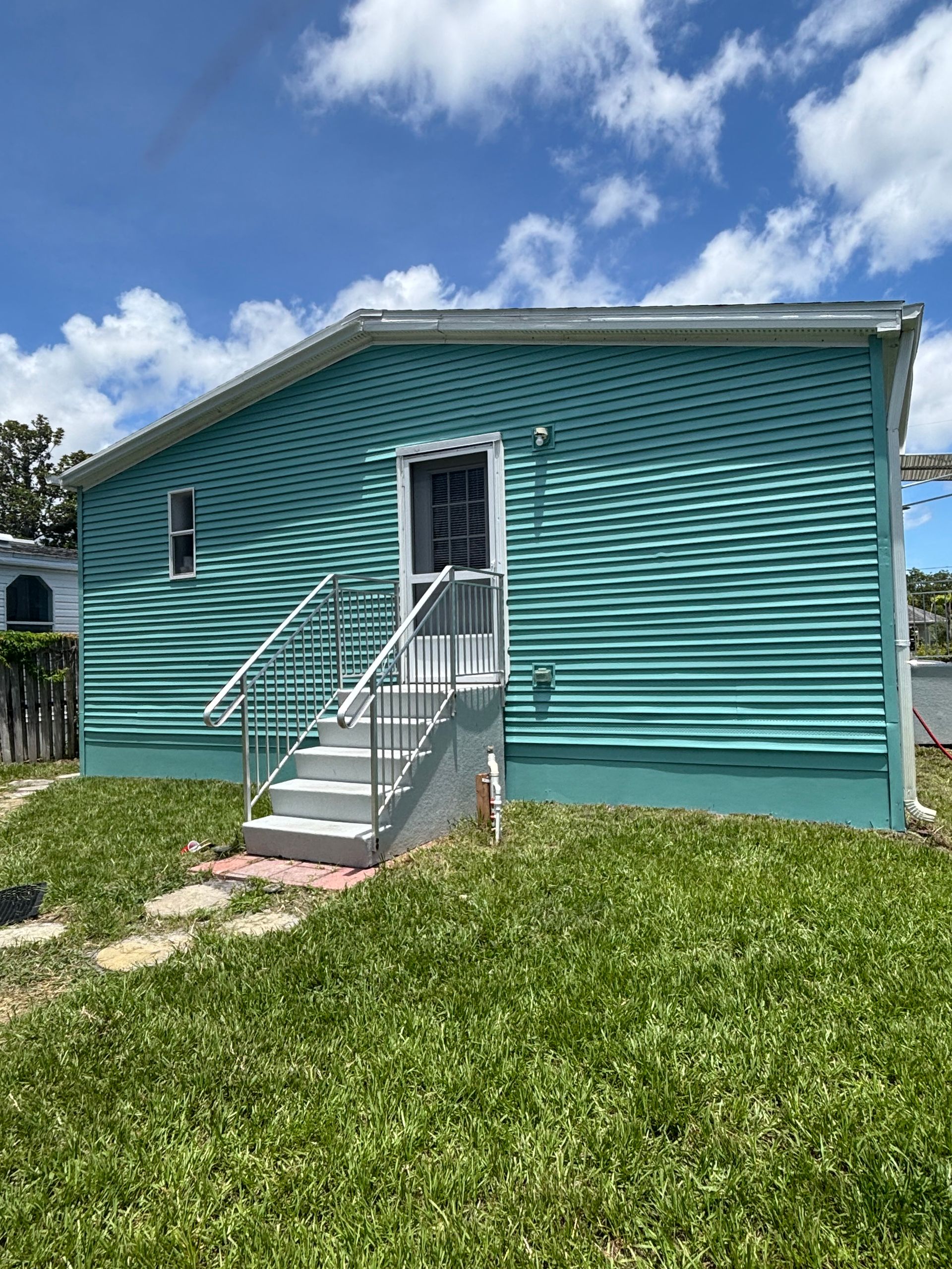 Professional exterior painting of vinyl siding house in Edgewater