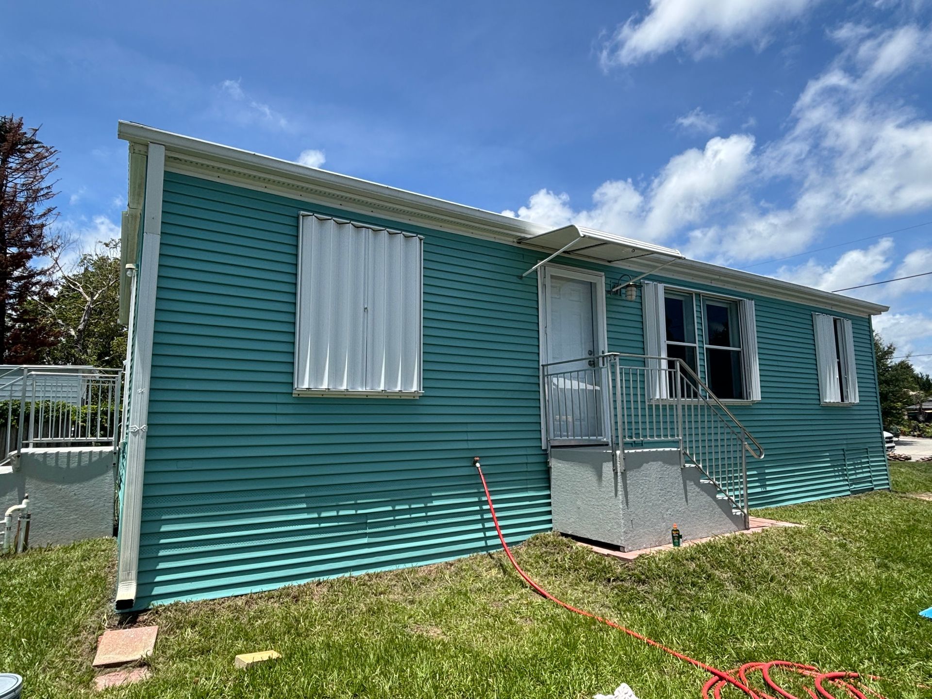 Vinyl siding house painting project in Edgewater, FL completed by Atlantic Finish with premium exterior paint and detailed surface preparation.