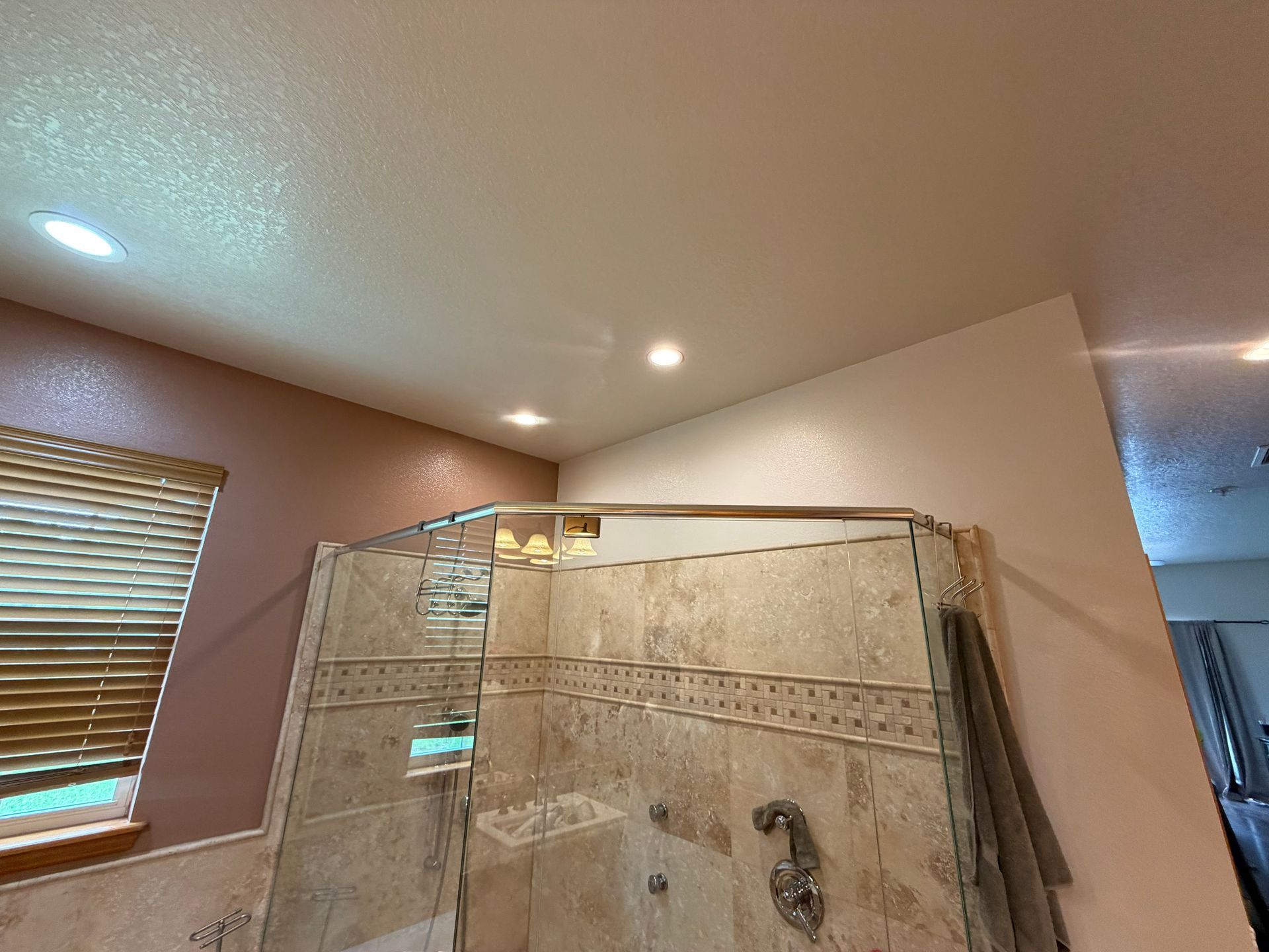 beautiful color transitions in master bathroom