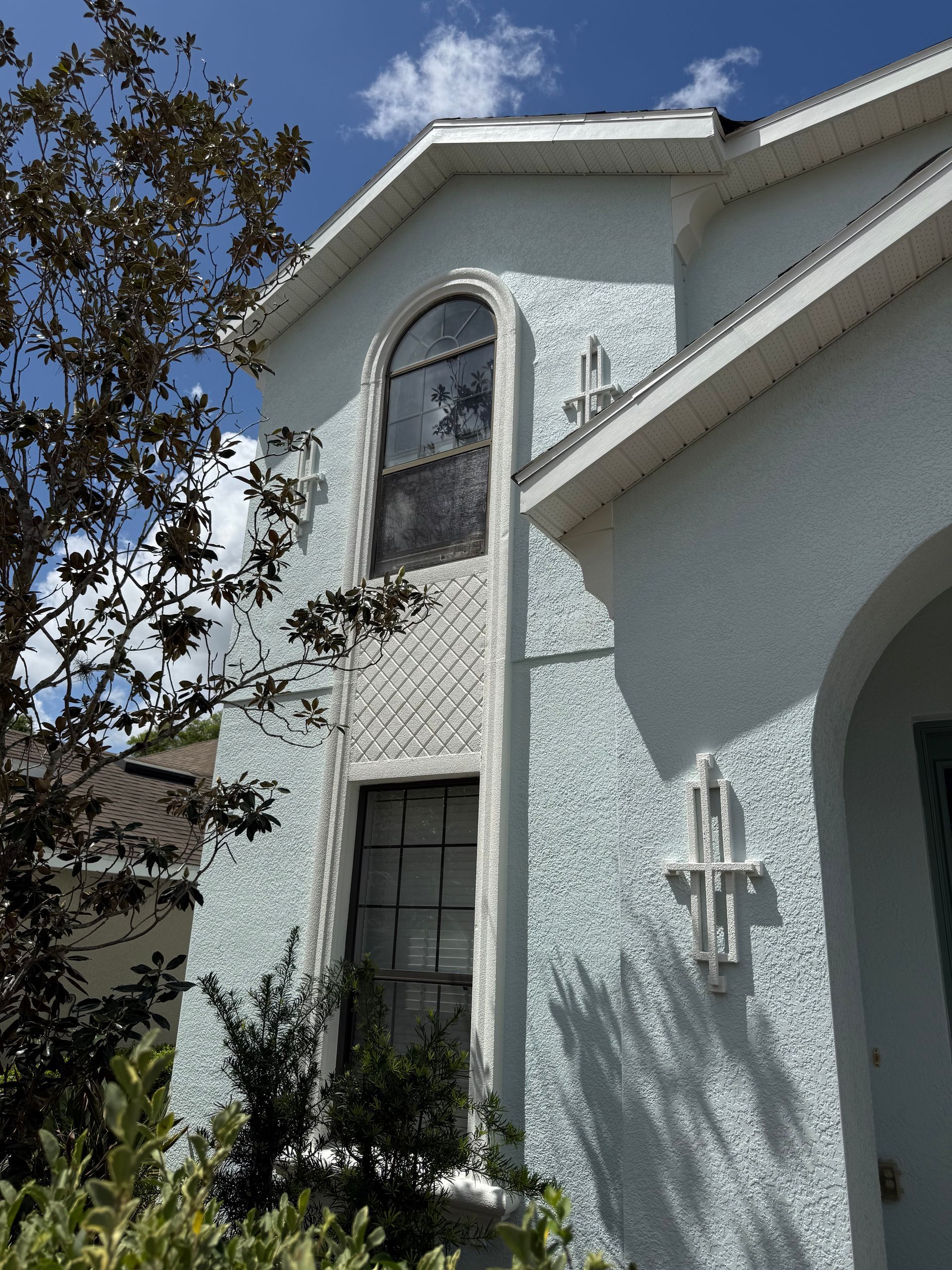 Fresh exterior paint transforming a stucco home in a DeLand HOA community