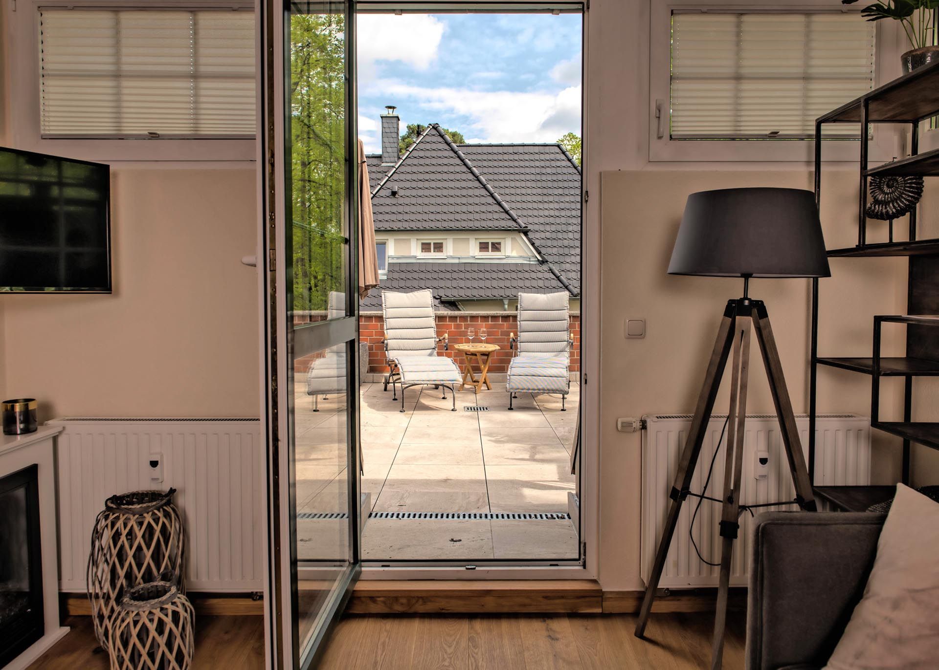 Ein Wohnzimmer mit Blick auf einen Balkon.