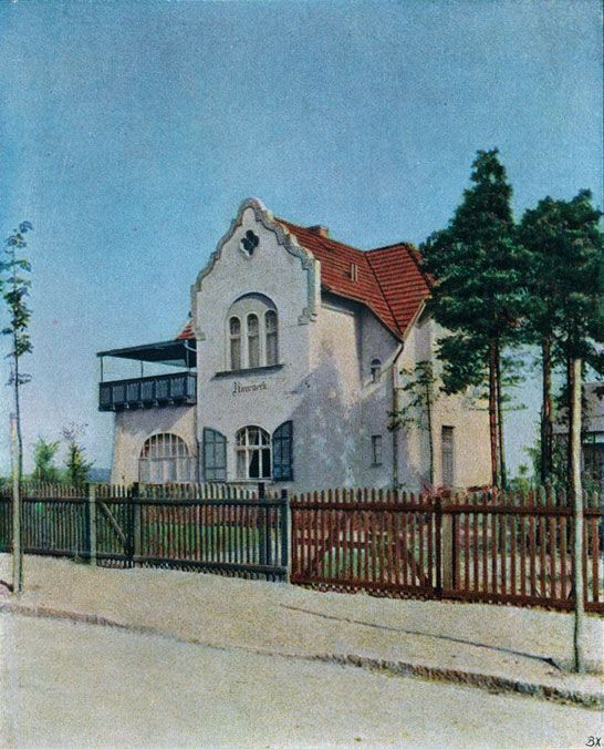 Ein Gemälde eines weißen Hauses mit einem roten Dach