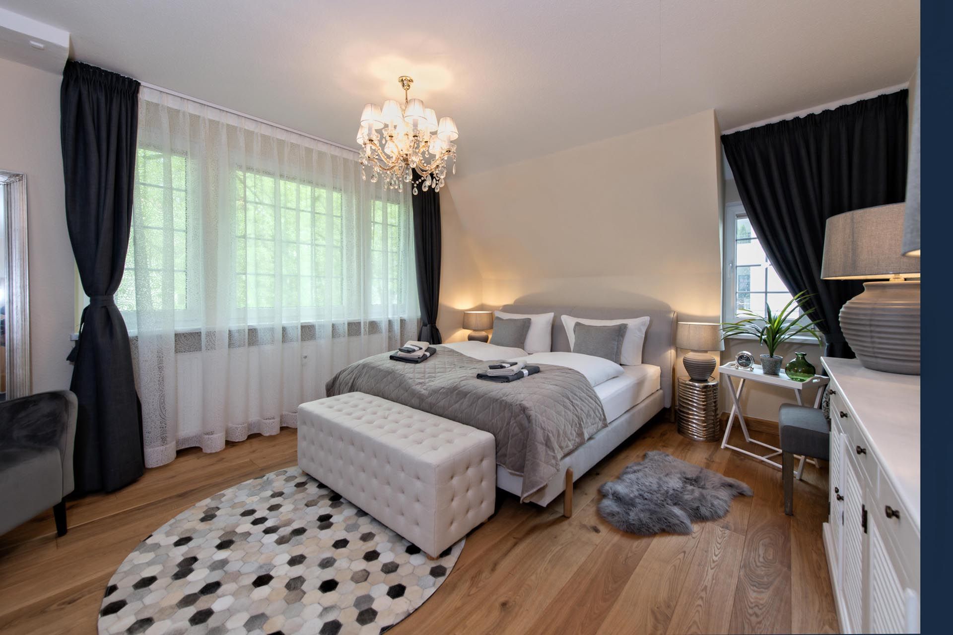 Ein Schlafzimmer mit einem großen Bett und einem Teppich