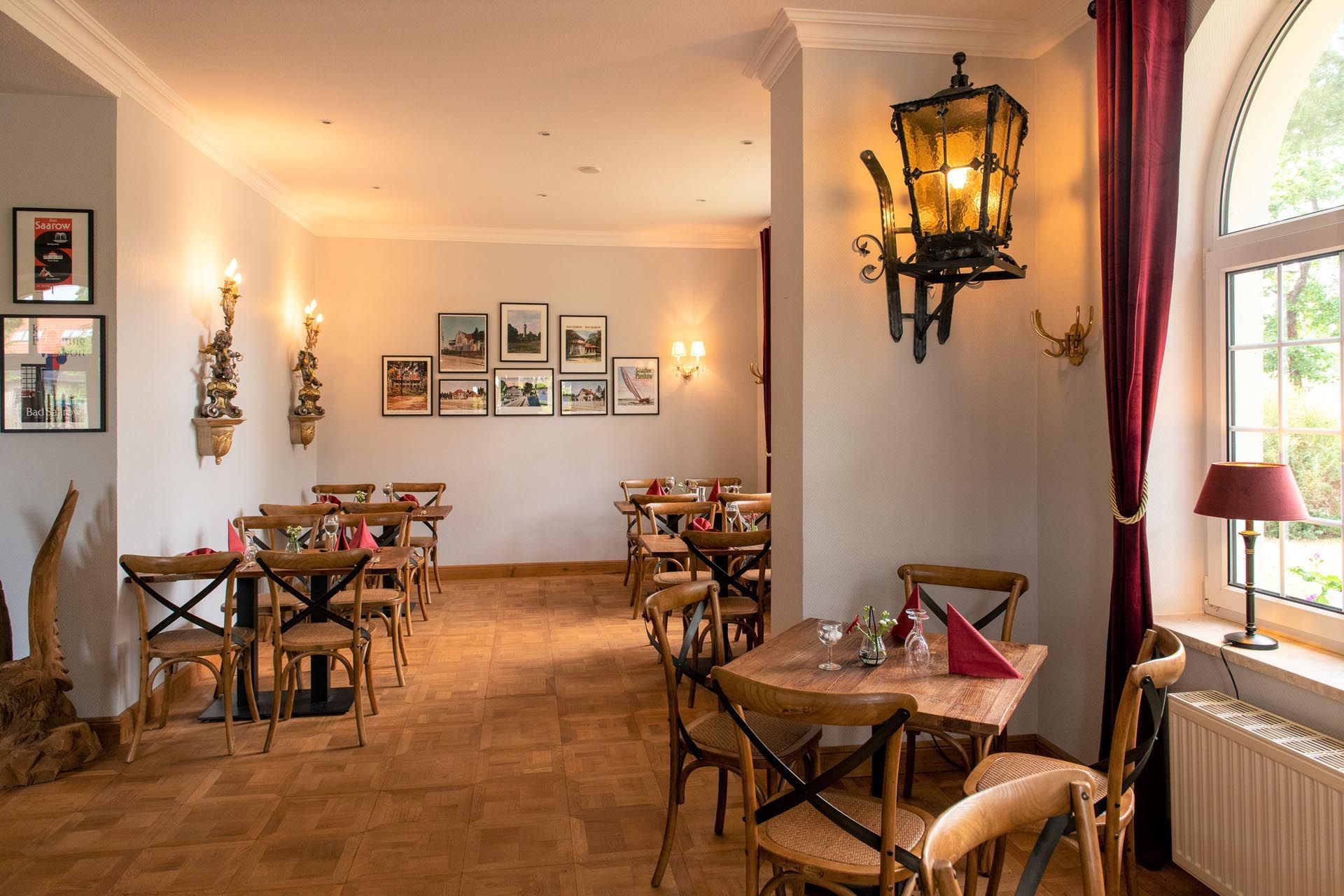 Ein Restaurant mit Tischen und Stühlen und einem Fenster.