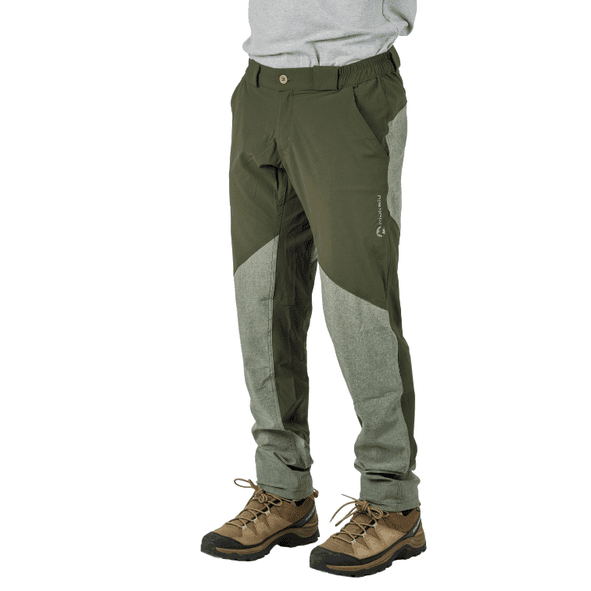 Hombre con pantalones de exterior verde oliva y gris y botas de senderismo marrones.