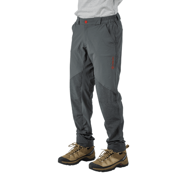 Hombre con pantalones de senderismo grises y botas marrones.