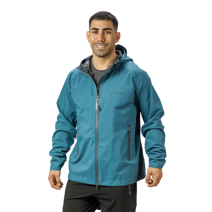 Hombre con chaqueta azul verdosa con capucha, subida con cremallera, sonriendo.