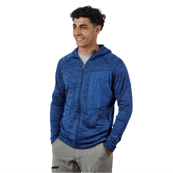 Hombre sonriente con sudadera roja con capucha y cremallera. Pantalones grises, fondo blanco.