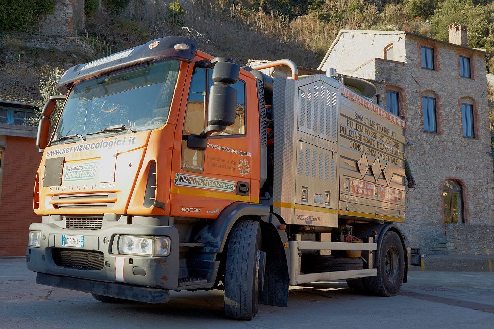 Waste transport truck