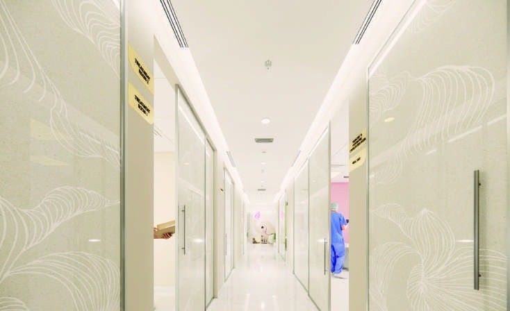 Nagomi International Clinic corridor with patterned glass, designed by Levantine Healthcare