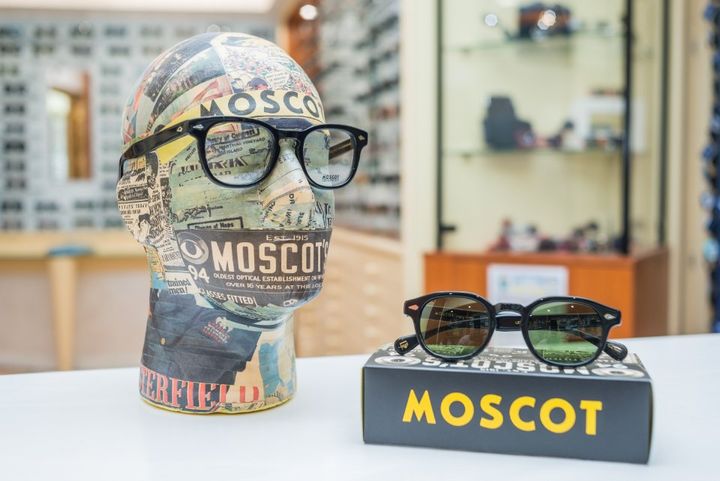 occhiali moscot in vetrina