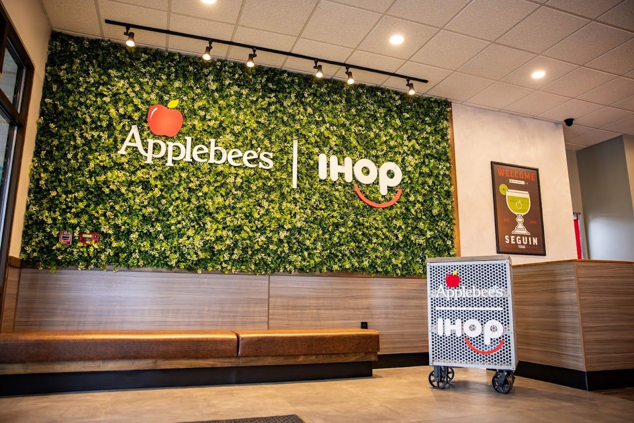 signage in Applebee's and IHOP dual-branded location