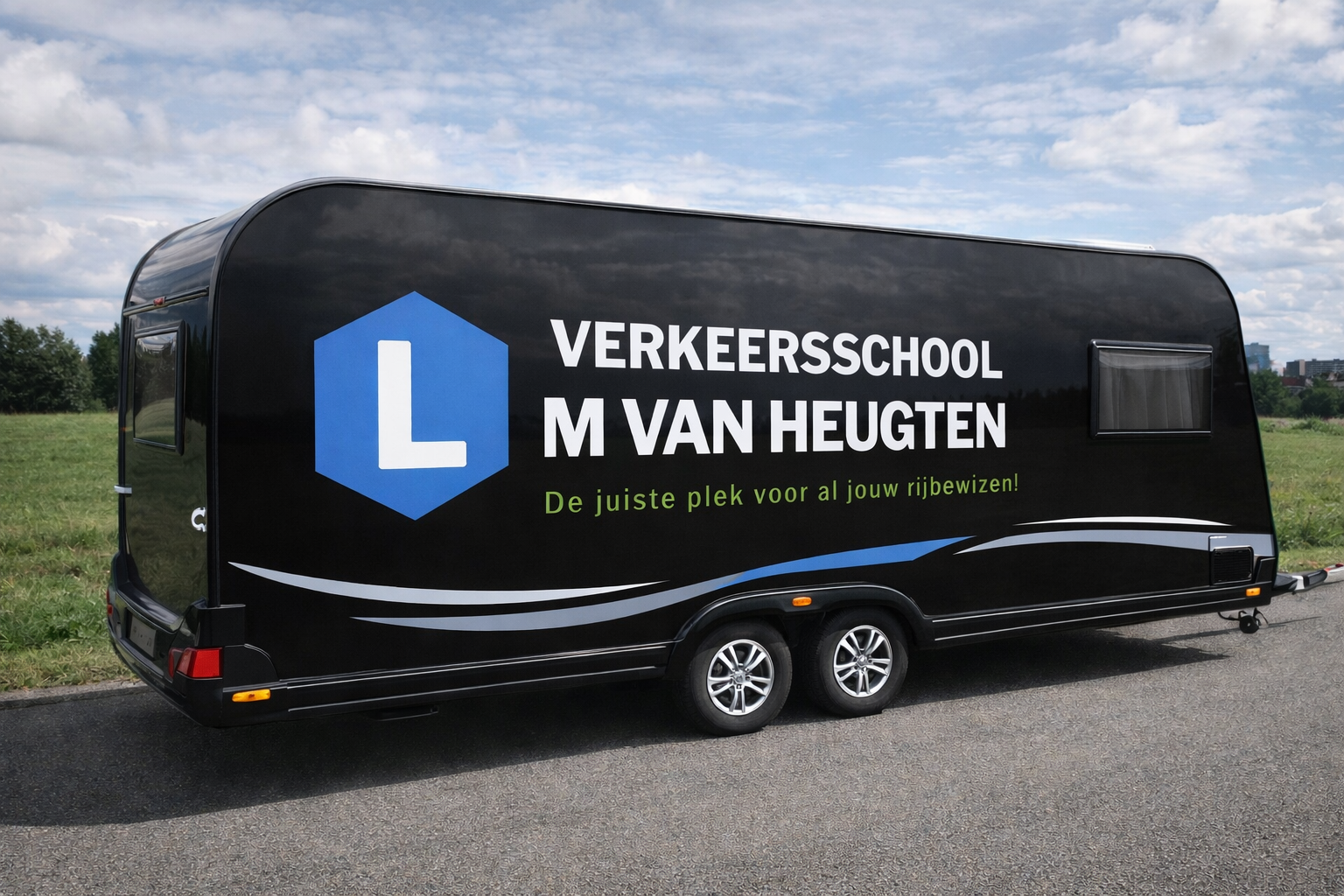 Een zwarte compacte elektrische auto met het logo van een rijschool staat geparkeerd langs de weg onder een bewolkte hemel.