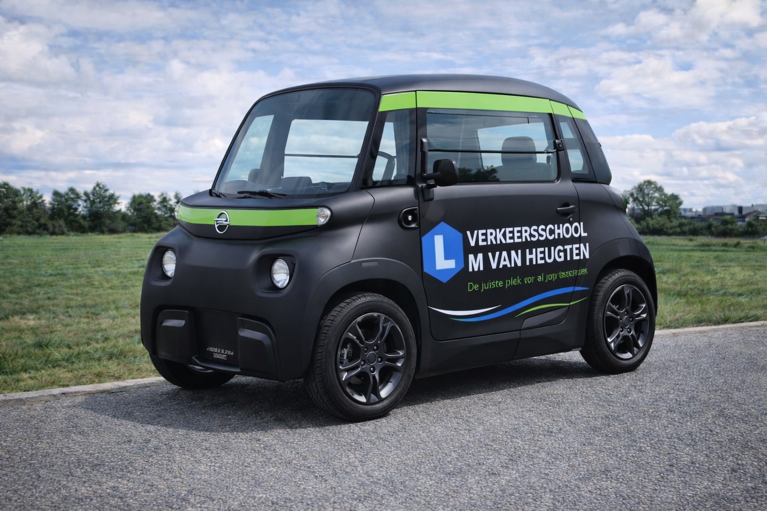 Een zwarte compacte elektrische auto met het logo van een rijschool staat geparkeerd langs de weg onder een bewolkte hemel.