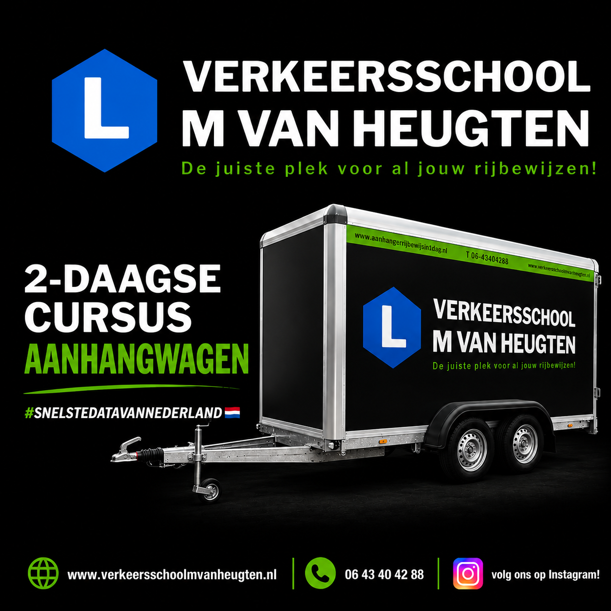 Een zwart-groene lesauto van de rijschool staat geparkeerd op een weg onder een bewolkte hemel.