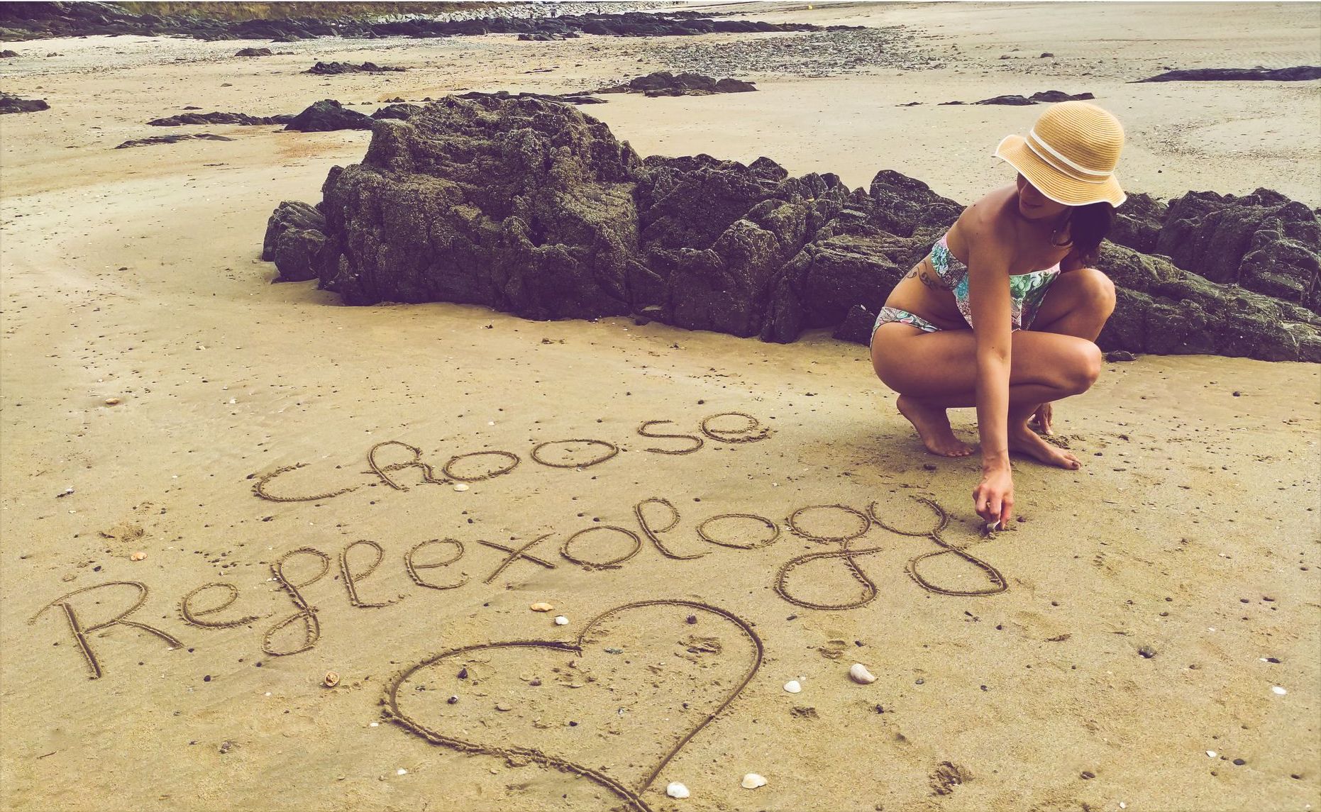 Vrouw in bikini die de tekst 