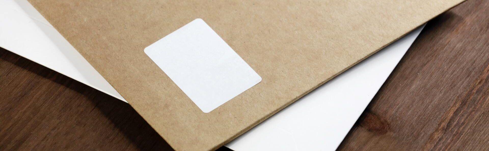 Stickervellen of een labelprinter? Wat is sneller en wat is goedkoper?