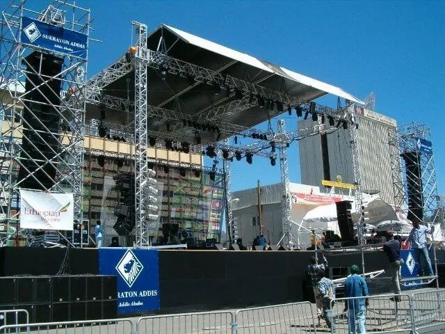 A large stage with a sign that says 1005-4000