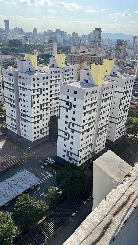 Um grupo de edifícios altos estão dispostos um ao lado do outro em uma cidade.