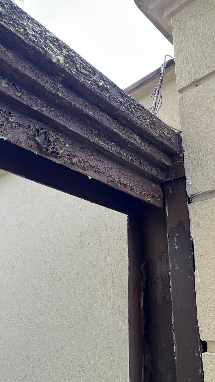 Um close do batente de uma porta em um edifício.