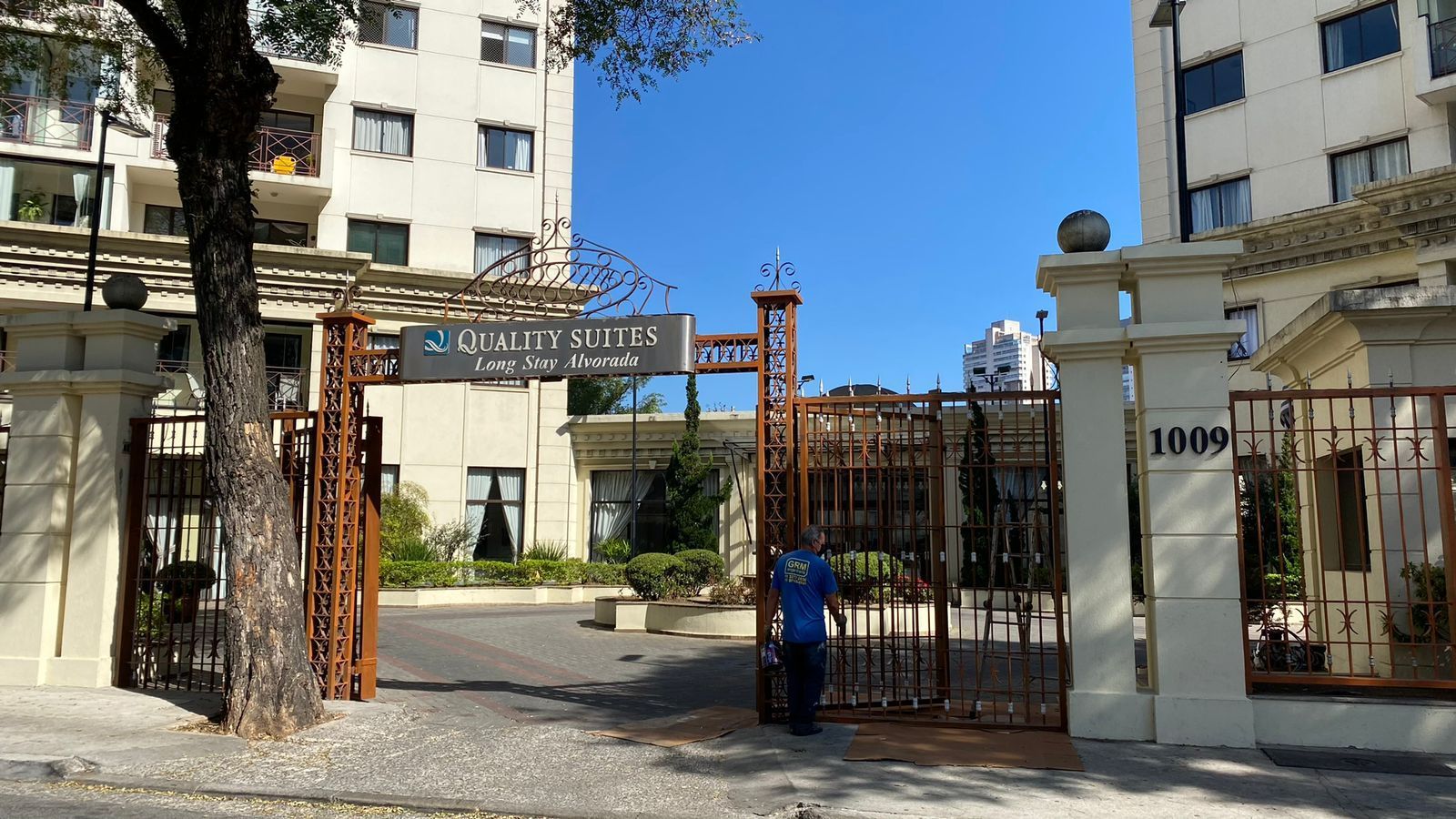 Um homem parado em frente a um prédio com o número 1000 nele