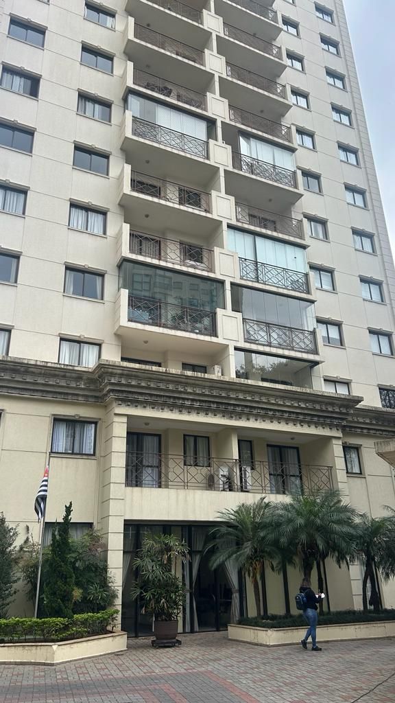 Um edifício alto com muitas janelas e varandas.