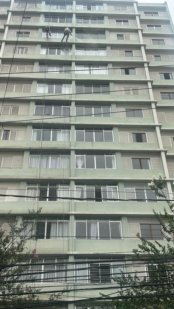 Um edifício alto com muitas janelas e varandas.