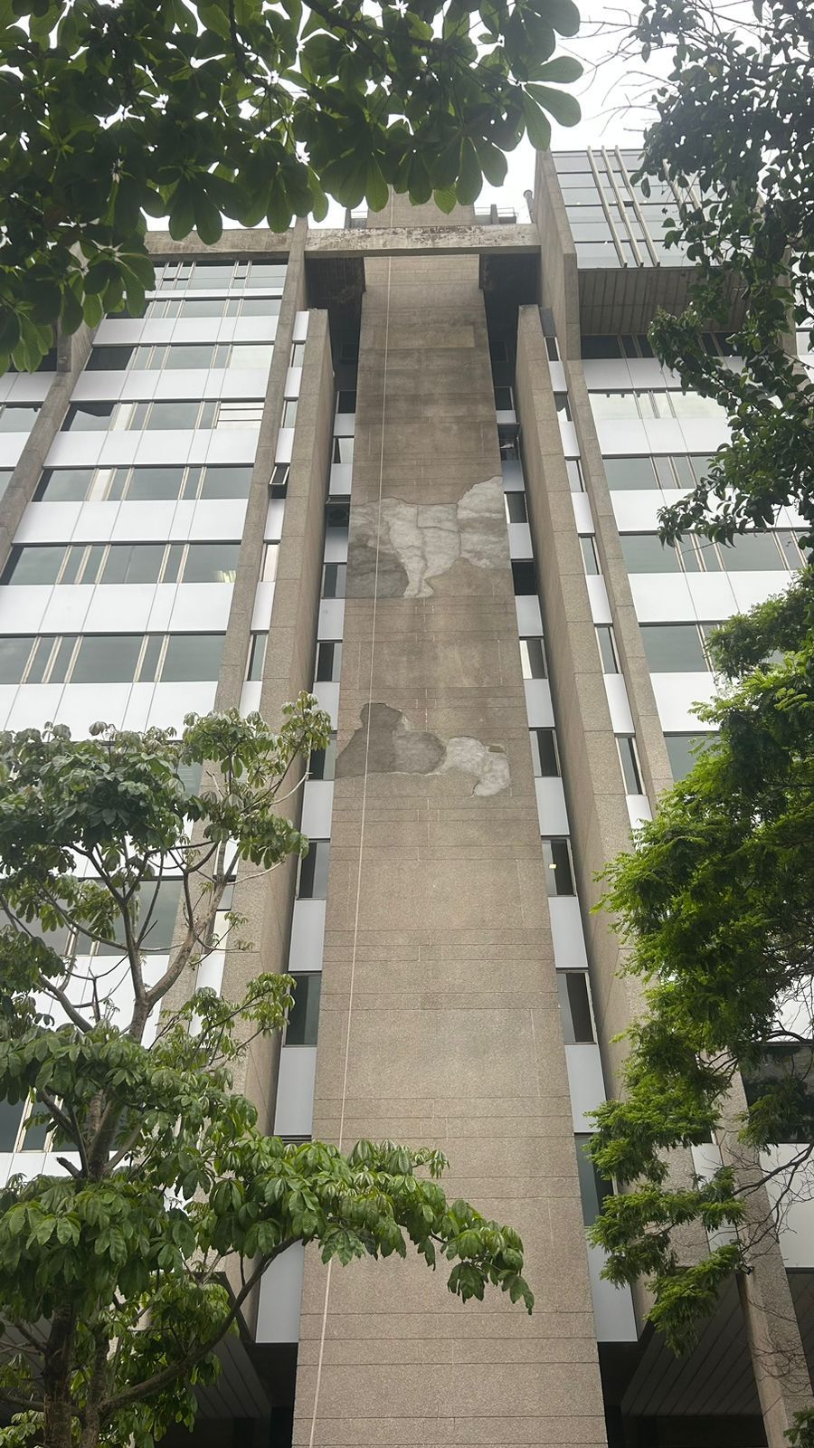 Um prédio alto com um mapa na lateral