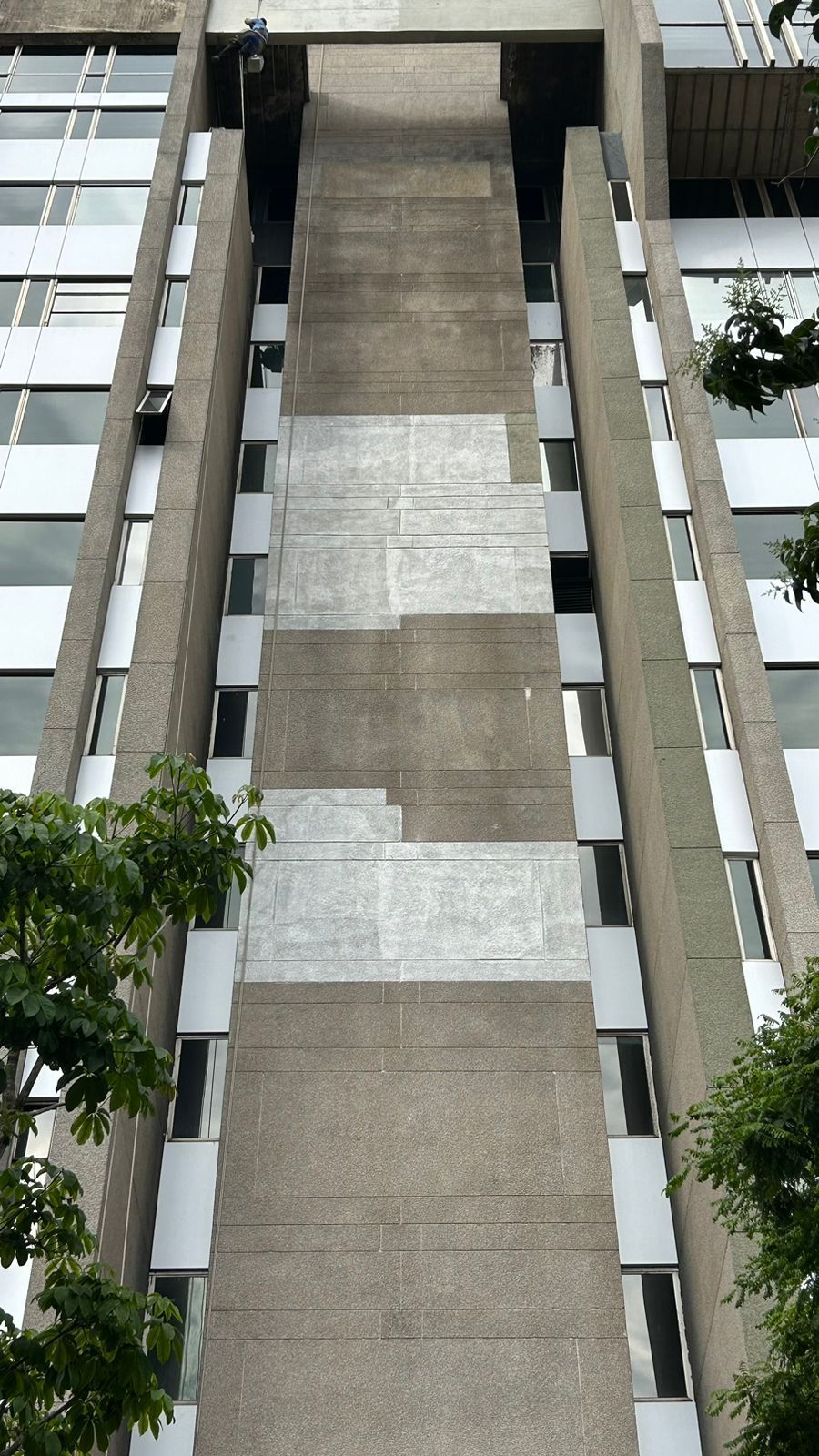 Um edifício com escadas que levam ao topo