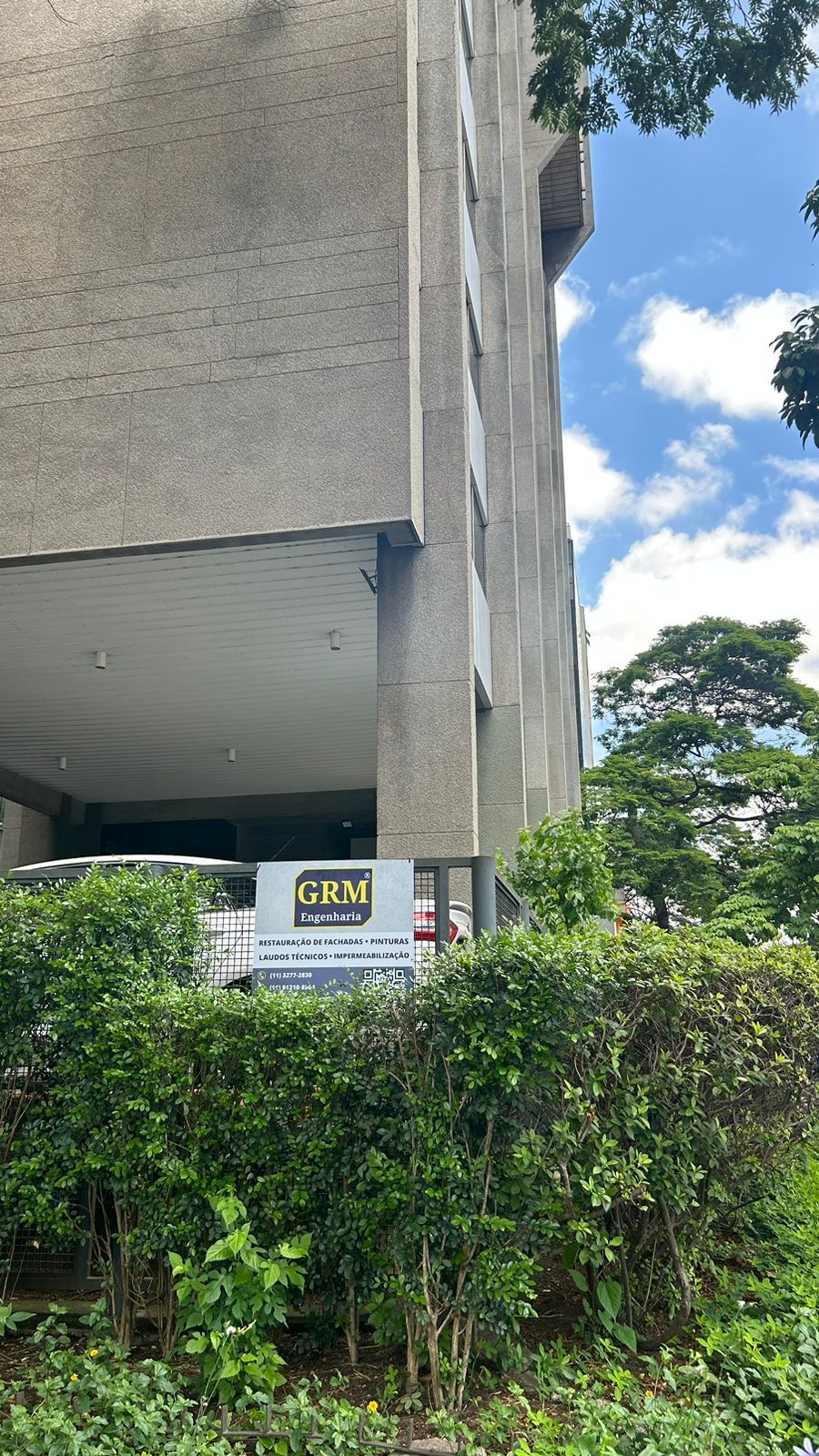 Um grande edifício com uma placa na lateral.