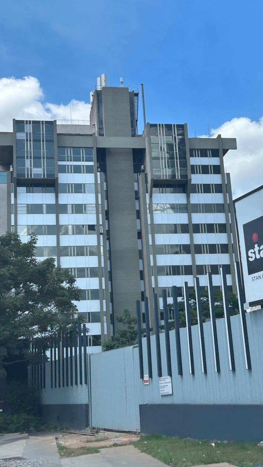 Um grande edifício com uma placa que diz estrela