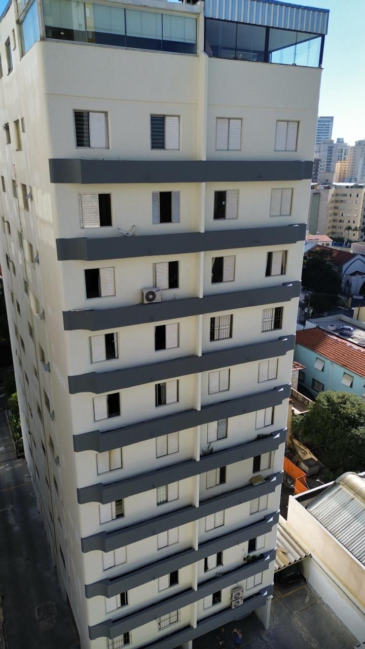 Um edifício alto com muitas janelas e varandas