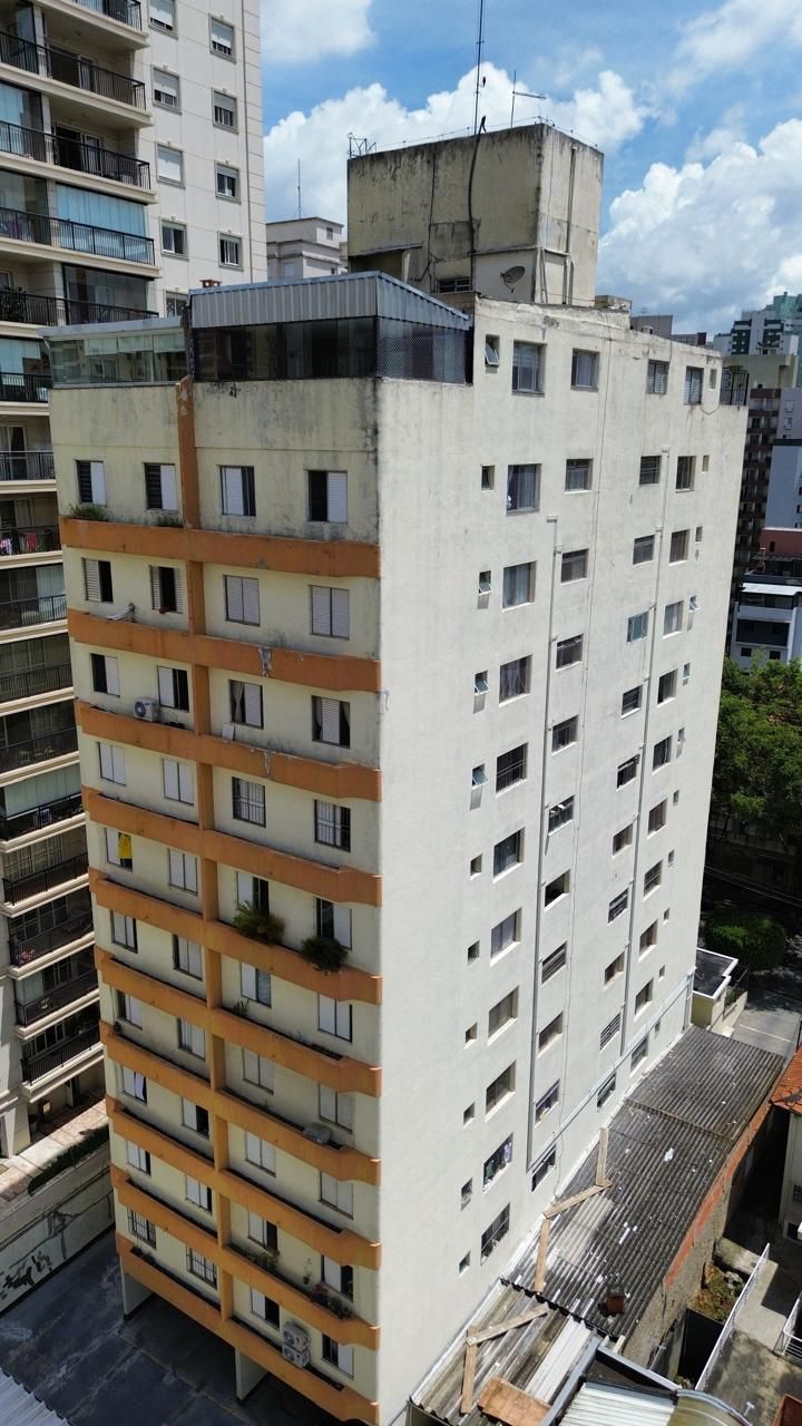 Uma vista aérea de um edifício alto em uma cidade