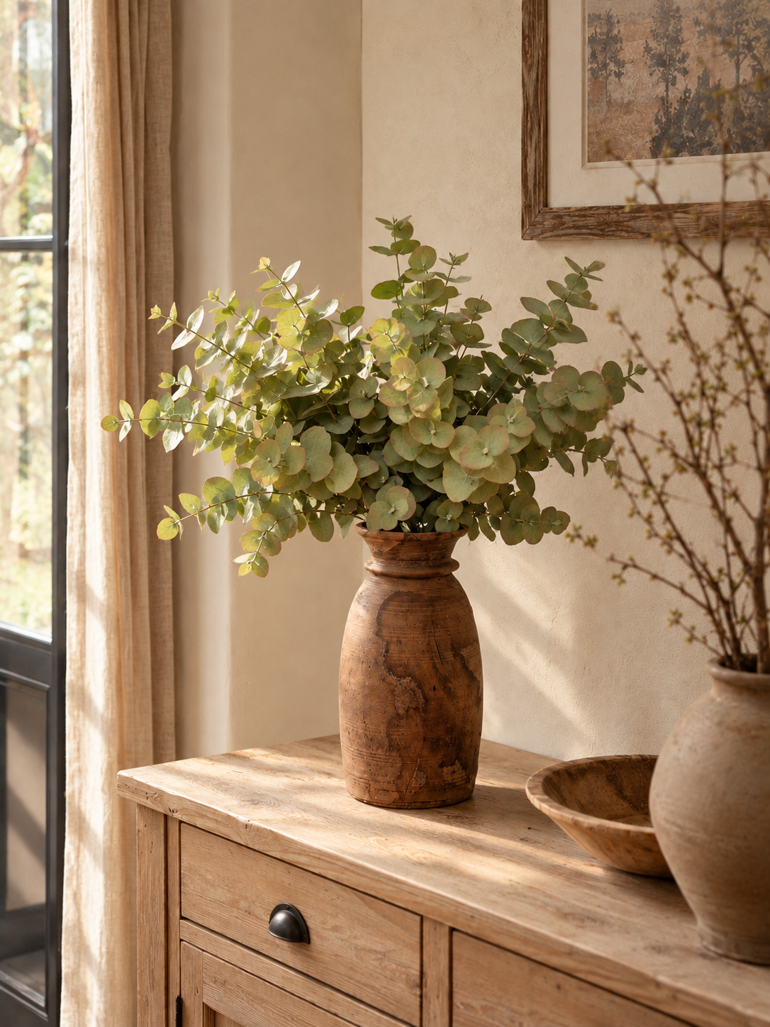 Nepalese houten pot met Eucalyptus takken