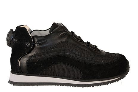 נעלי ספורט שחורות ואפורות עם מנגנון סגירה ייחודי בעקב ובשרוכים.