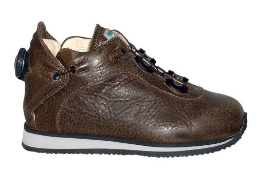 נעל עור חומה עם סגירת חוגה וסוליה לבנה ושחורה.