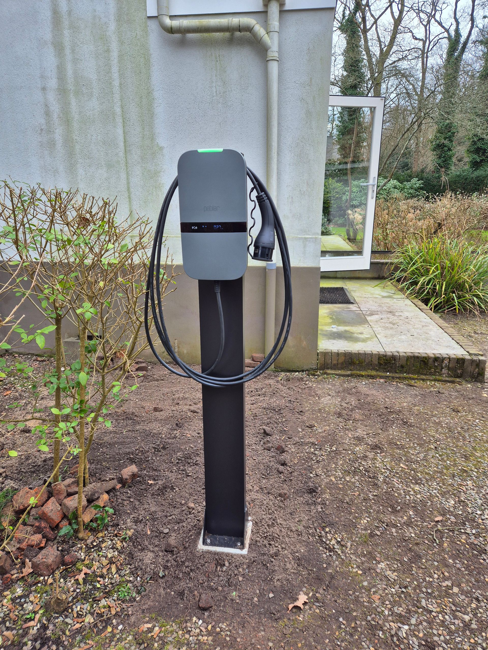 Door 3-Fasen geplaatste Peblar laadpaal op een paal in de tuin