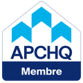 Logo pour APCHQ Membre représentant trois formes stylisées de toits de maisons bleus au-dessus du texte bleu foncé « APCHQ Membre » sur fond blanc.