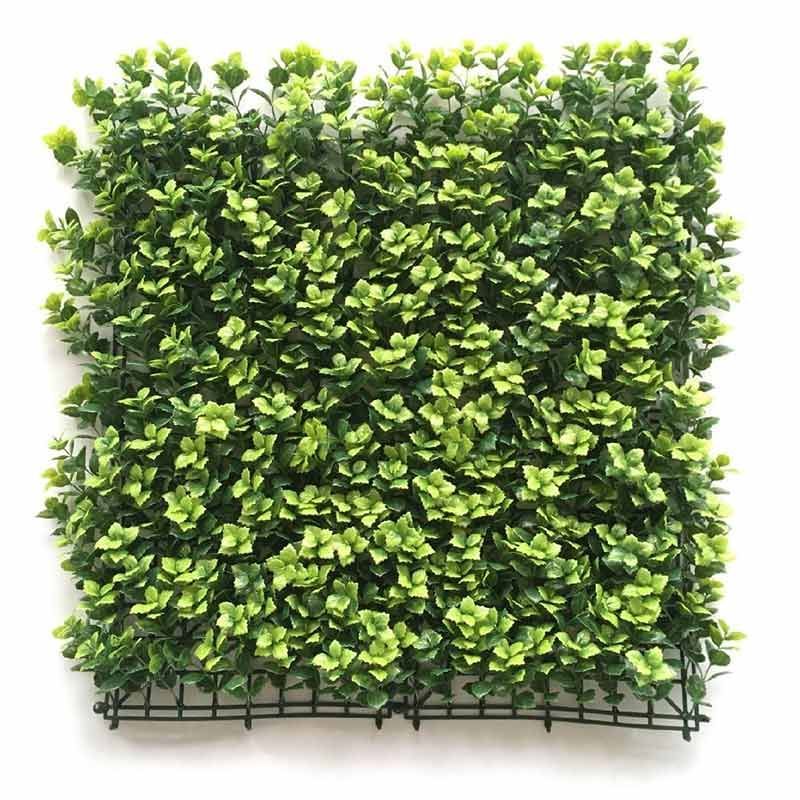 Panel cuadrado de seto artificial verde con follaje denso sobre una base de alambre negro
