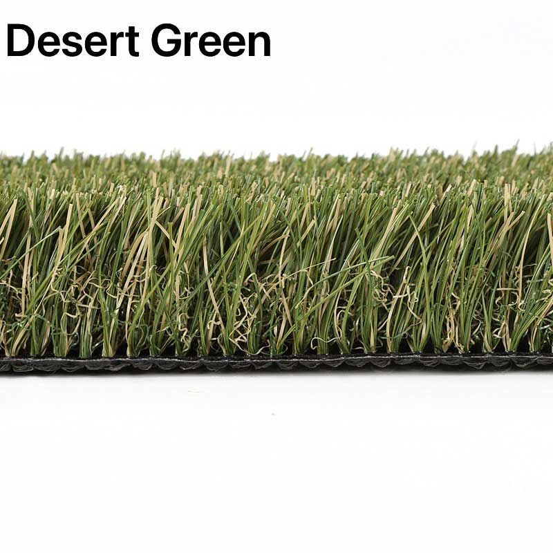 Alfombra de césped artificial desértico con la etiqueta «Desert Green» sobre un fondo blanco