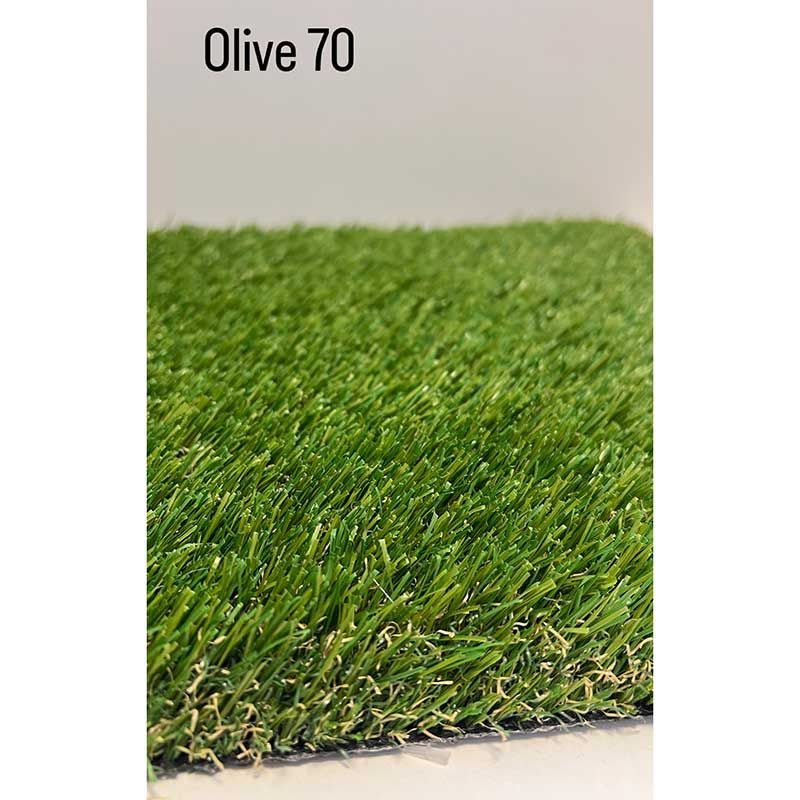 Primer plano de césped artificial verde con la etiqueta «Olive 70» en una muestra.